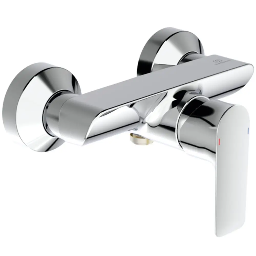 Chromene Brausearmatur von Ideal Standard mit dreidimensionaler Form und seitlichem Bedienhebel zur Wasserregulierung.